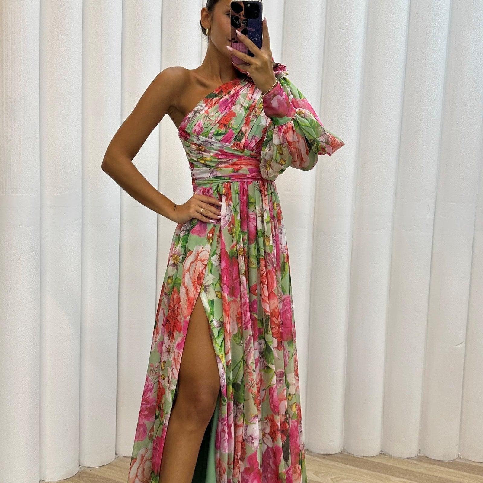 Regina - Elegantes und Fließendes Kleid