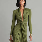 Gisela - Maxi-Seidenkleid in Oliv mit tiefem V-Ausschnitt