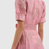 Astrid - Lange Robe aus Floral-Jacquard mit Gürtel